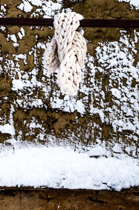 Puffy Hand-knit Short Scarf