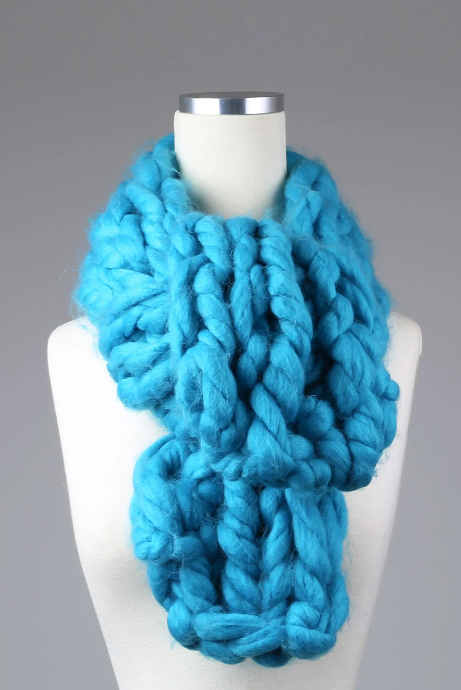 Puffy Hand-knit Short Scarf